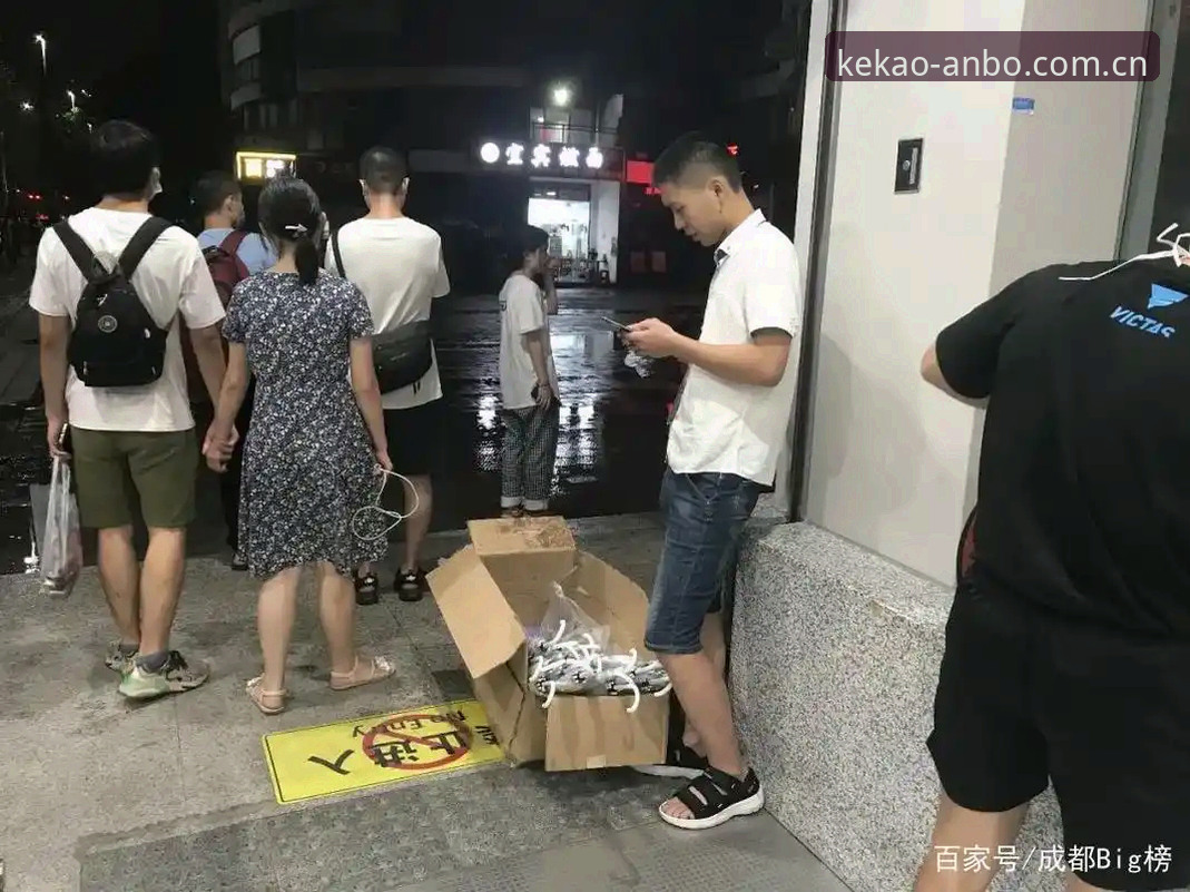 老周打来电话的时候，我刚从地铁口出来，雨丝正斜斜地飘在手机屏幕上。他说自己换了个新手机，折腾了两天，愣是没把常用App装回去。我隔着话筒都能想象他皱着眉的样子。老周不是不聪明，早年也是写代码的，只是这几年被各种花里胡哨的安装流程整怕了。我跟他提了一嘴，说现在安博中国CN官网改版后，有个“可靠每一步”的版本号已经到v2.1.0了——旧版本七拐八绕的步骤省了不少，他半信半疑地挂了电话。
